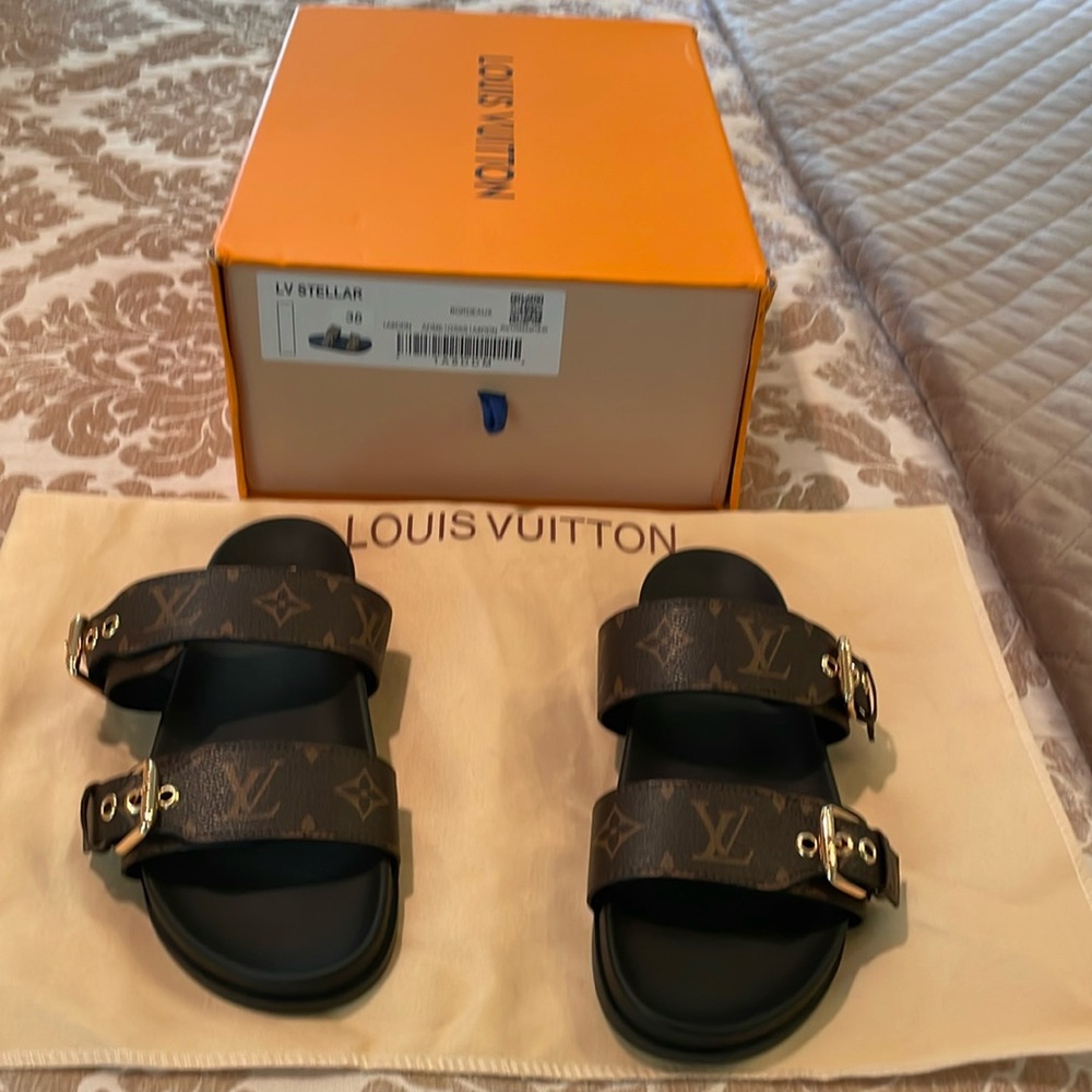 Louis Vuitton Brand New flat buckle slide sandal sz 38/8.   Box/Dust bag.